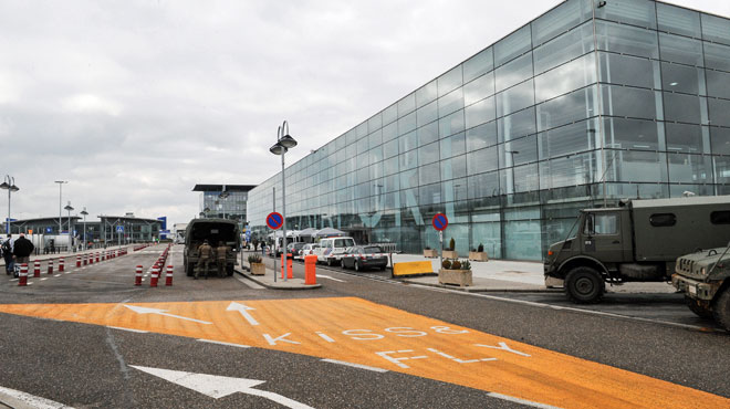 Des gardiens de prison bloquent les accès à l'aéroport de Liège