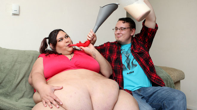 Ce mannequin obèse veut atteindre 450 kg: pour y parvenir elle se nourrit à l'entonnoir (vidéo)
