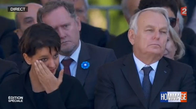 Hommage aux victimes à Nice: la ministre Najat Vallaud-Belkacem ne peut retenir ses larmes en écoutant Julien Clerc (vidéo)