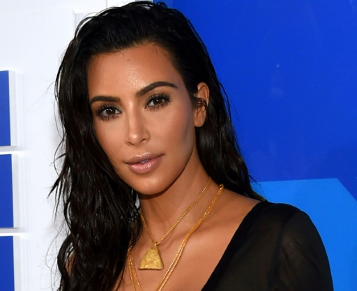 Kim Kardashian un solitaire de l'or fondu et des éclats de diamant dans la nature