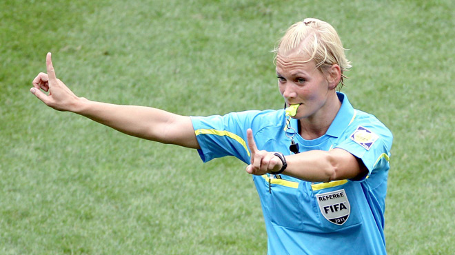 Football: découvrez la première femme arbitre dans le championnat allemand la saison prochaine. Photos